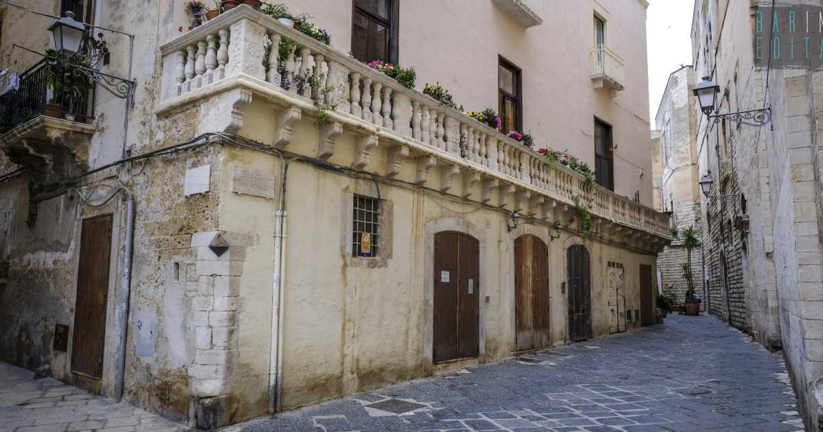 Balconate in pietra e affreschi: � Palazzo Zeuli, la dimora barese con il portone "de iesse e trase"